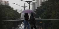 Pedestres enfrentam clima frio e chuvoso no Viaduto Santa Generosa, na região do metrô Paraíso, na zona sul de São Paulo, com termômetros marcando 17°C, nesta tarde de segunda-feira, 09. A expectativa é de mais precipitações ao longo da semana e também dias mais frios Foto: RENATO S. CERQUEIRA/ATO PRESS/ESTADÃO CONTEÚDO