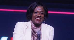 Viola Davis volta ao Brasil e aposta em blazer, bermuda e tênis