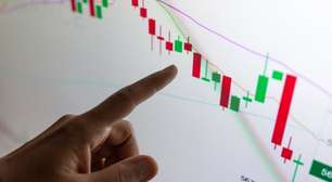 Ibovespa tem queda mais leve que mercado global e fecha semana com alta acumulada